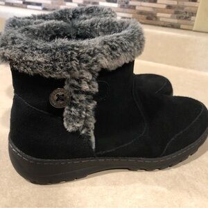 Khombu Black Winter Boots with Gray Fur